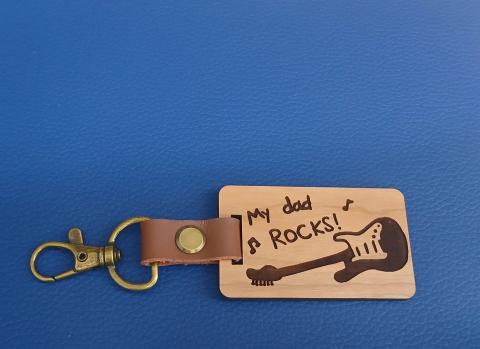 Wooden keychain engraved with a guitar and the words: My dad rocks!