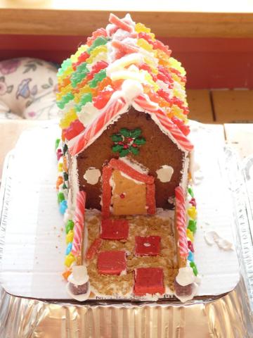Decorated graham cracker holiday house - Wikimedia Commons