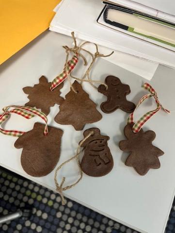 6 keepsake ornaments made out of cinnamon dough in the form of a star, tree, gingerbread man, mitten, snowman, gingerbread woman