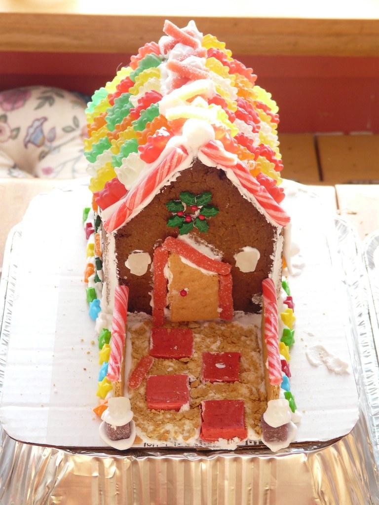 Decorated graham cracker holiday house - Wikimedia Commons